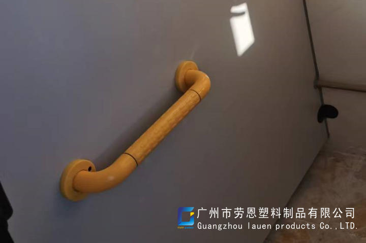 【佛山南?！可鐓^(qū)加裝無(wú)障礙扶手，給老人觸手可及的安全